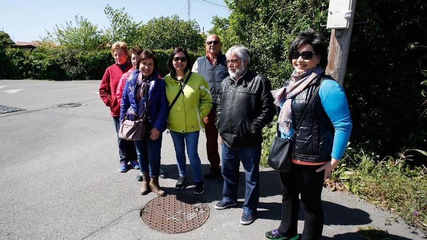 Por la izquierda, Carmen Suárez, Mari Paz Gómez, Carmen Fernández, María José González, Enrique Álvarez, José Luis González y Mari Paz González, ayer, junto al local vecinal.