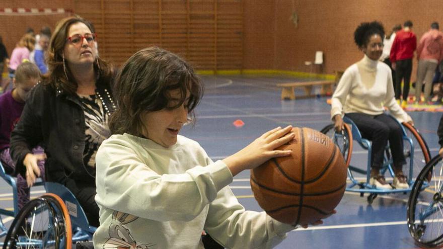 Una demostración de baloncesto adaptado, ayer, en el colegio de La Carriona-Miranda. | M. F.
