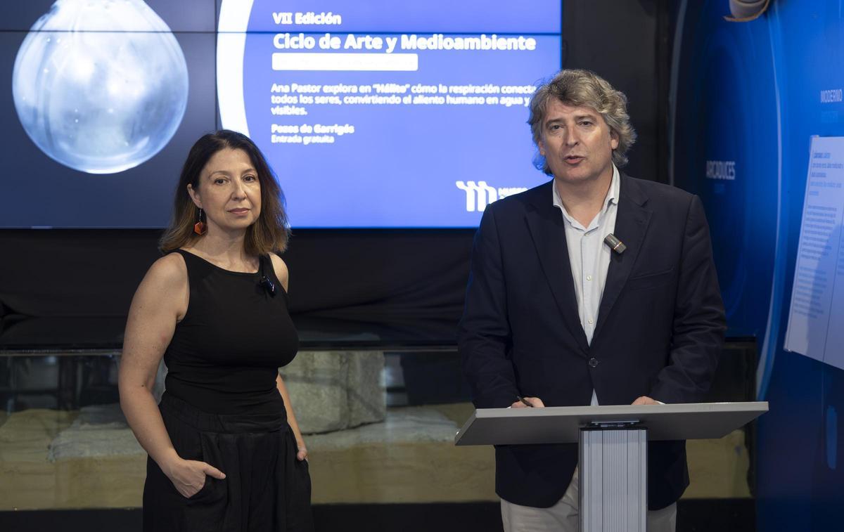 Anna Pastor y Martín Sanz, durante la presentación de la exposición "Hálito" ante los medios de comunicación