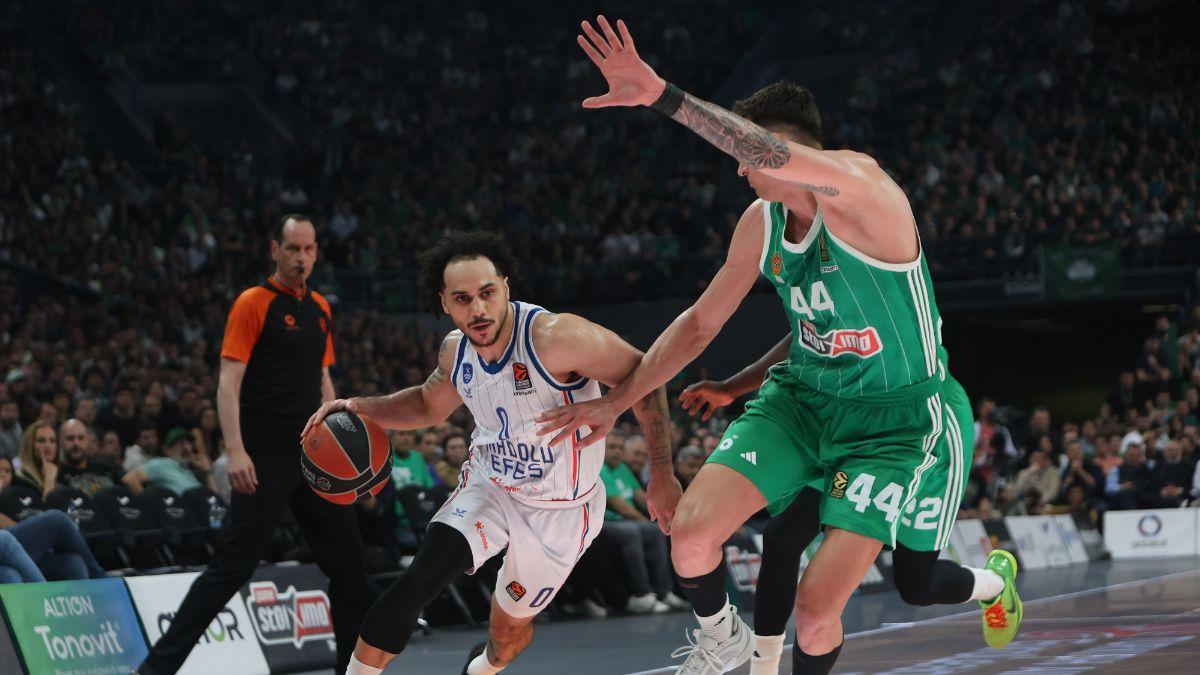 Konstantinos Mitoglou, en acción contra Shane Larkin durante el partido de play-off de la Euroliga de baloncesto entre Panathinaikos y Anadolu Efes