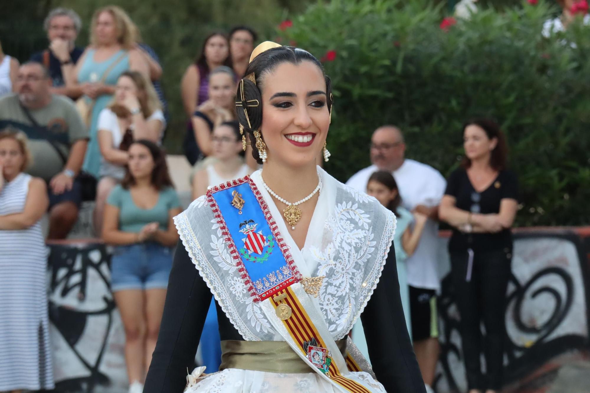 Las fallas de Camins al Grau izan la Senyera