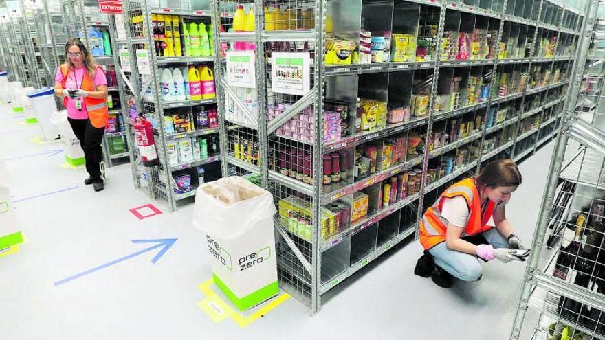 Varias empleadas trabajan en el nuevo almacén que Amazon Fresh ha abierto en Zaragoza.