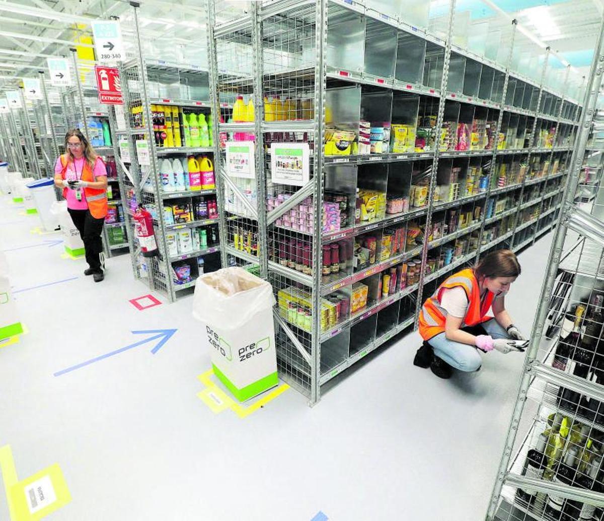 Varias empleadas trabajan en el nuevo almacén que Amazon Fresh ha abierto en Zaragoza.