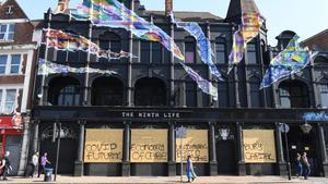 zentauroepp53089826 london  united kingdom   10 04 2020   pedestrians walk past 200410222559