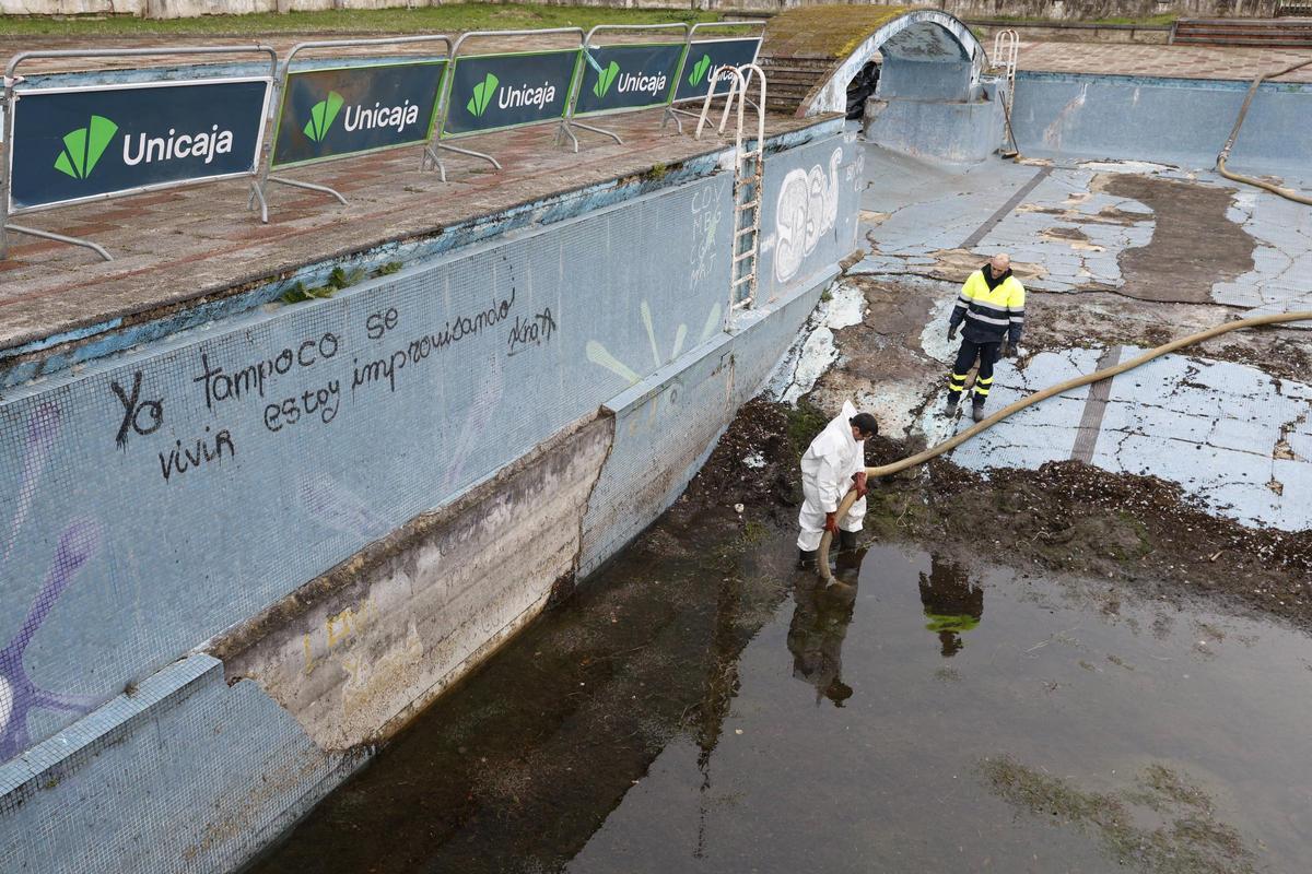 El inicio de los trabajos para dragar las piscinas de la Laboral, en imágenes