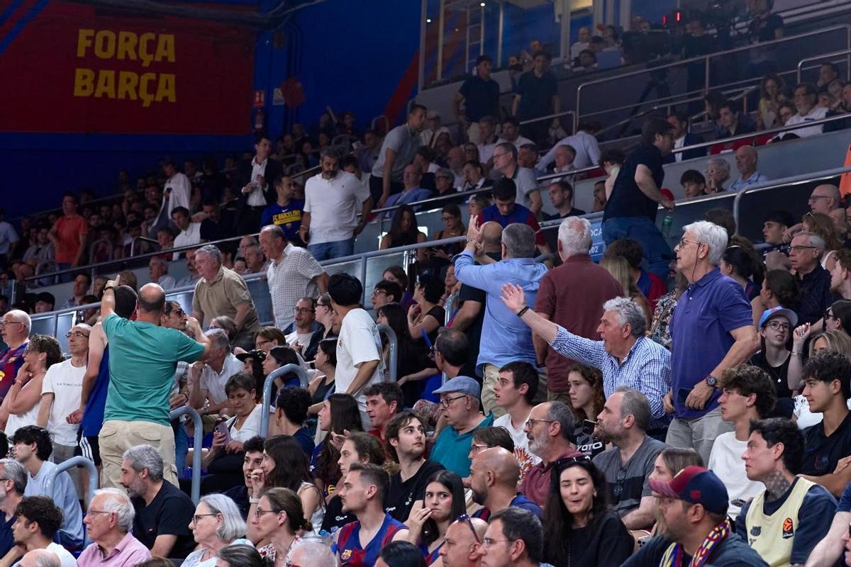 Los aficionados se cansaron de lo visto en la primera mitad e increparon al palco