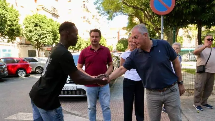 Vídeo | El alcalde de Sevilla comprueba el resultado de las mejoras en La Carrasca donde se han mejorado aparcamientos y asfalto