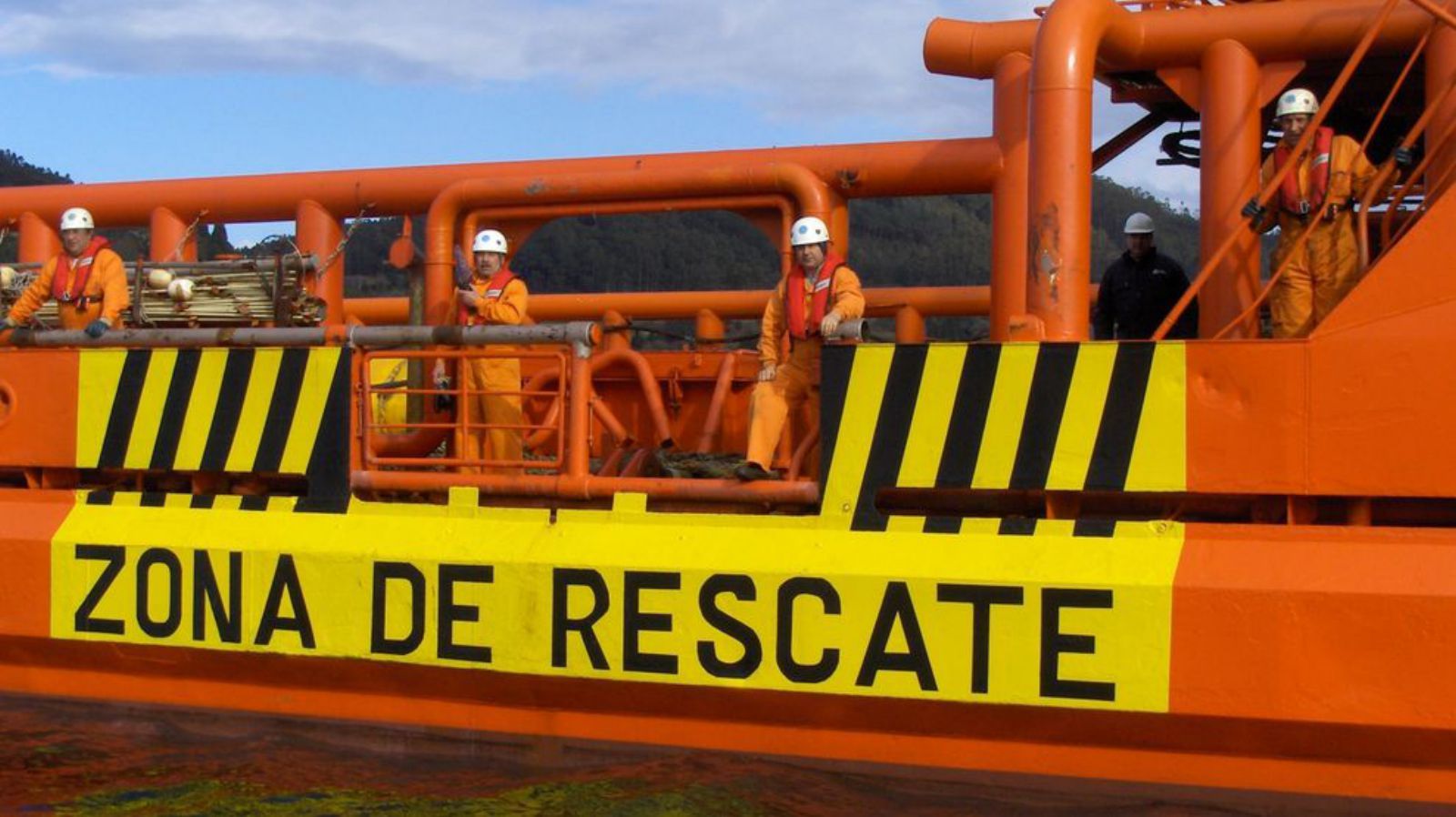 Preparación del rescate del ‘Siempre Casina’, en 2005 (Ribadeo).   | // SASEMAR