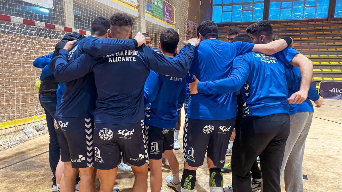 Los jugadores del EÓN Horneo Alicante celebran la victoria