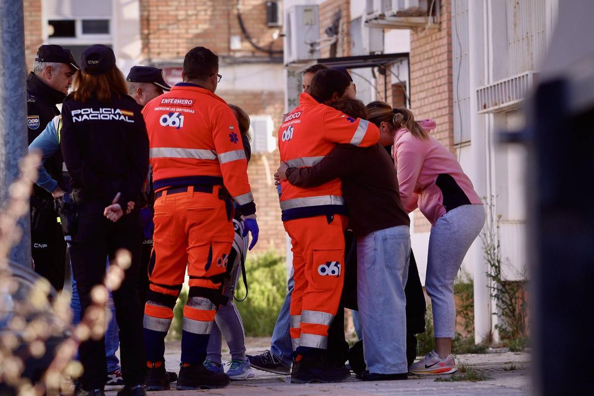 Una mujer del 061 abraza a una mujer tras el asesinato por violencia machista en la Fuensanta.