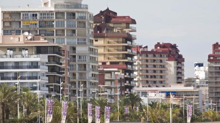 Edificios de viviendas de la primera línea de la playa de Gandia. | NATXO FRANCÉS