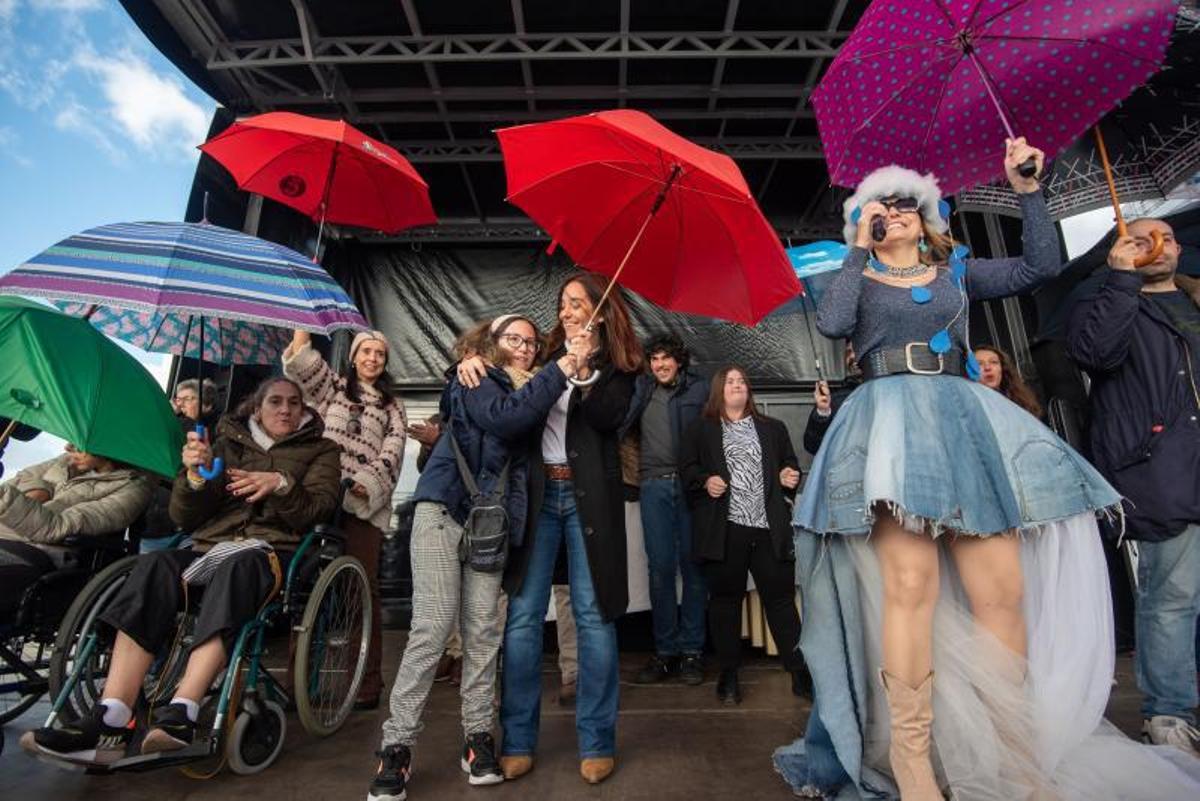 Participantes en el acto central del Día mundial de las personas con discapacidad levantan sus paraguas, ayer, en la explanada del paseo de O Parrote.  | // CASTELEIRO/ROLLER AGENCIA