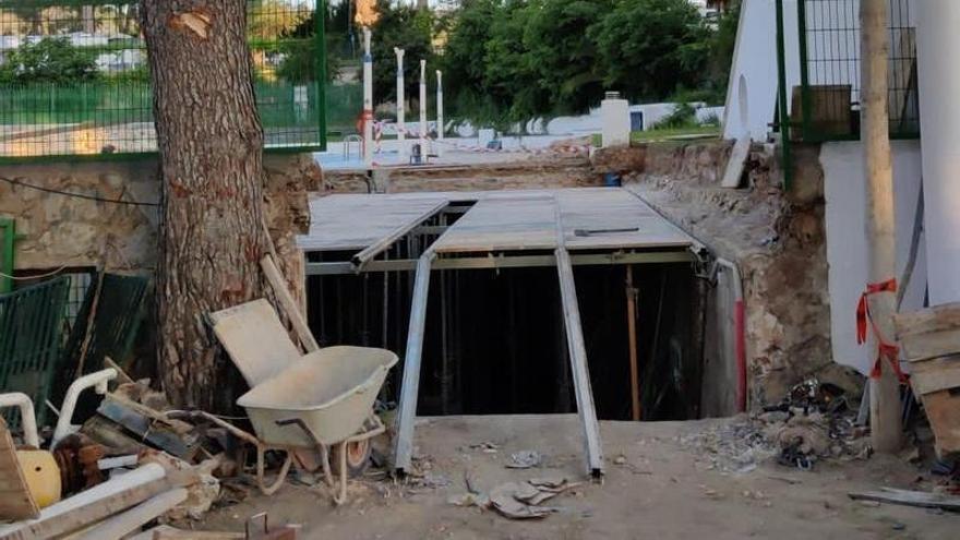 El Ayuntamiento ya ha iniciado las obras para reparar la piscina.