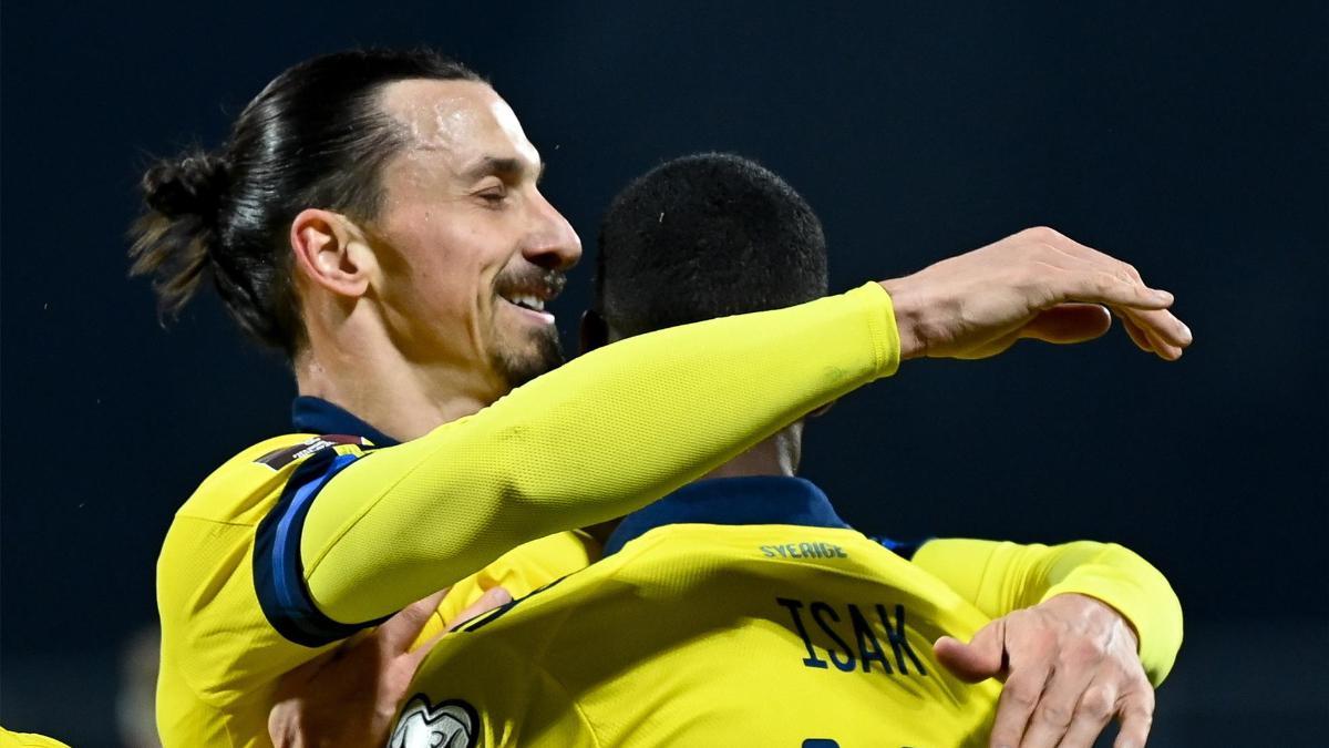 Zlatan Ibrahimovic abrazando a Alexander Isak