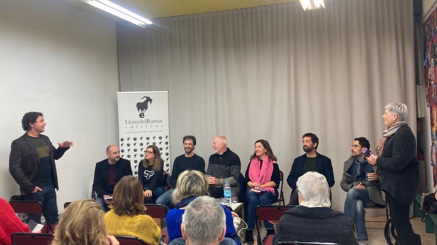 They are looking for funds to promote a collection of stories by Girona authors