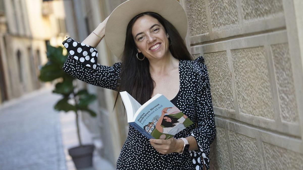 Les calces al sol', de Regina Rodríguez Sirvent, guanya el tretzè Premi  L'Illa dels Llibres per votació popular - Diari de Girona
