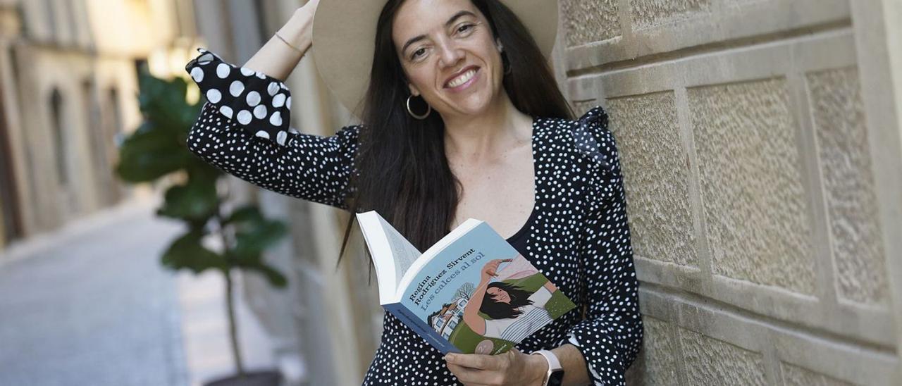 Regina Rodríguez Sirvent, amb un exemplar de la novel·la, a Girona.  | MARC MARTÍ