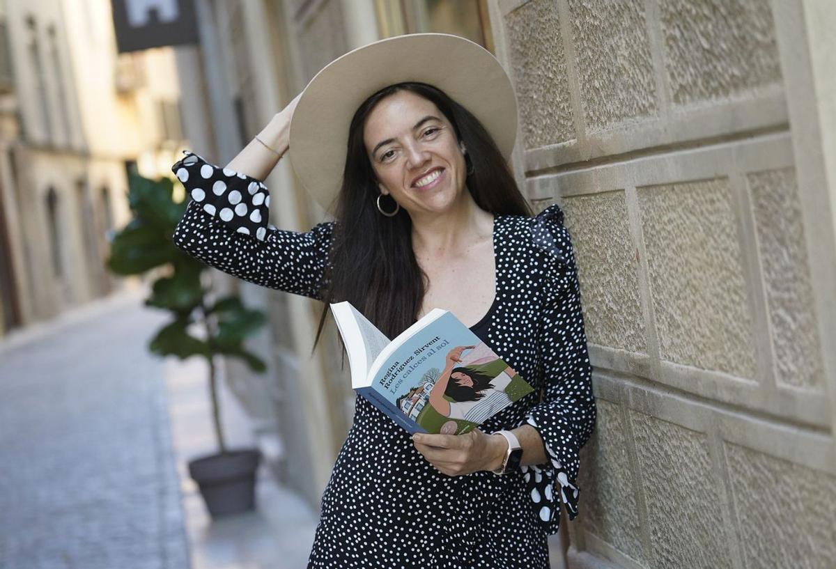 Regina Rodríguez Sirvent, amb un exemplar de la novel·la, a Girona.  | MARC MARTÍ