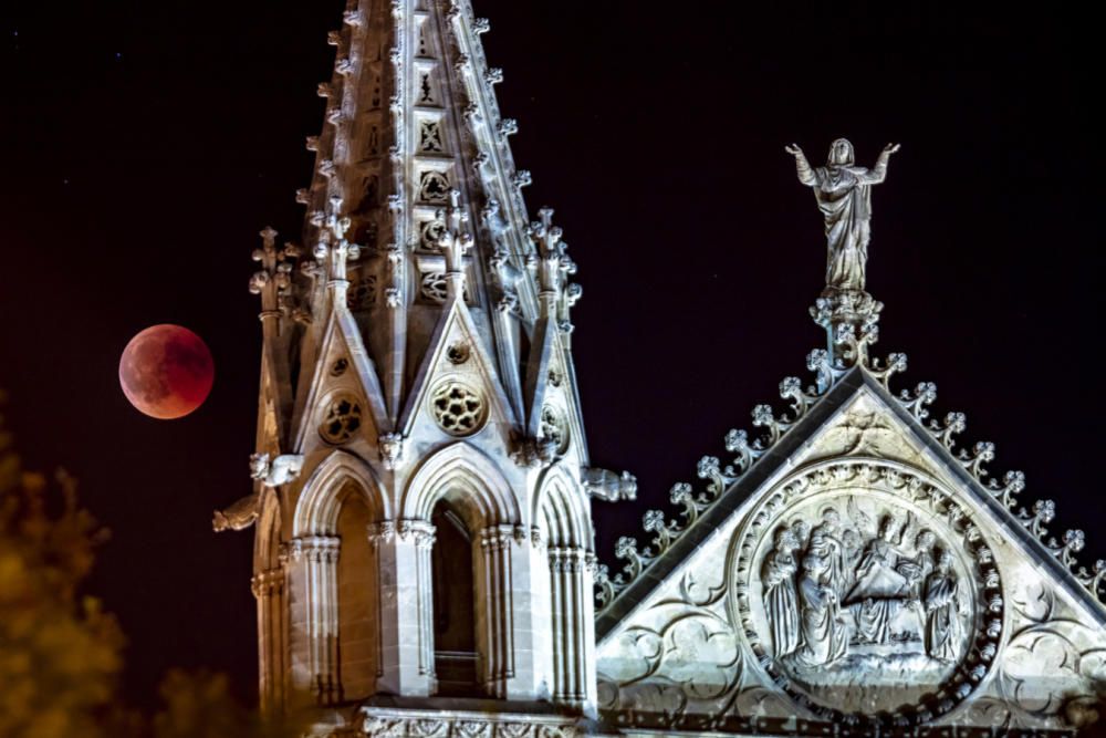 Fascinación por la luna roja en Mallorca