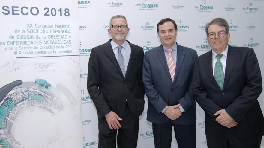 Los organizadores del Congreso Nacional Alberto Pagán y Xavier González, y el presidente de la Sociedad Española de Cirugía de la Obesidad, Jiosé Antonio Ramírez.