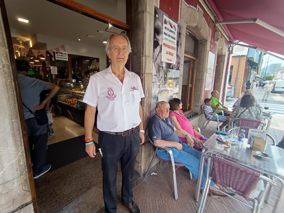 Luis Miguel Cadenaba González, "Luismi", en la puerta de la cafetería.