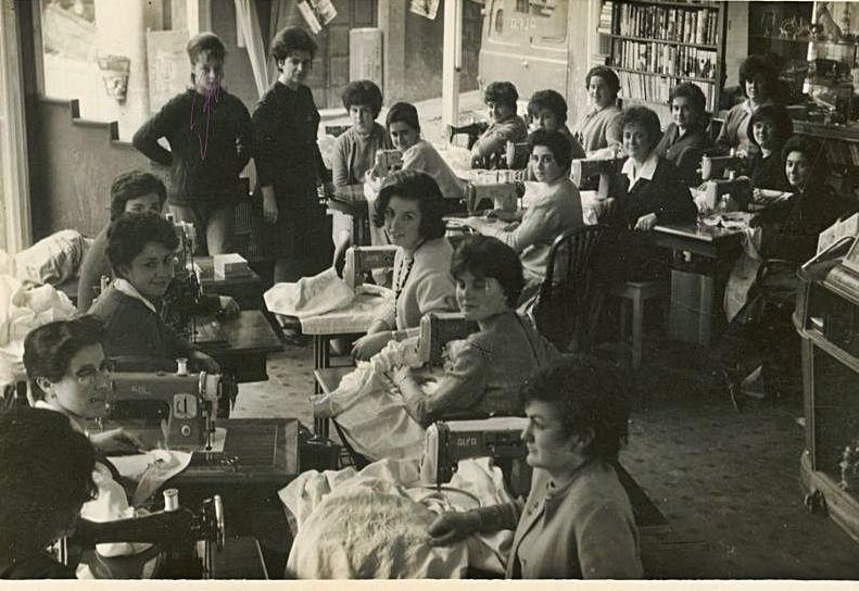 Curso de bordado con máquina de coser. | MUSÉU DEL PUEBLU D’ASTURIES.