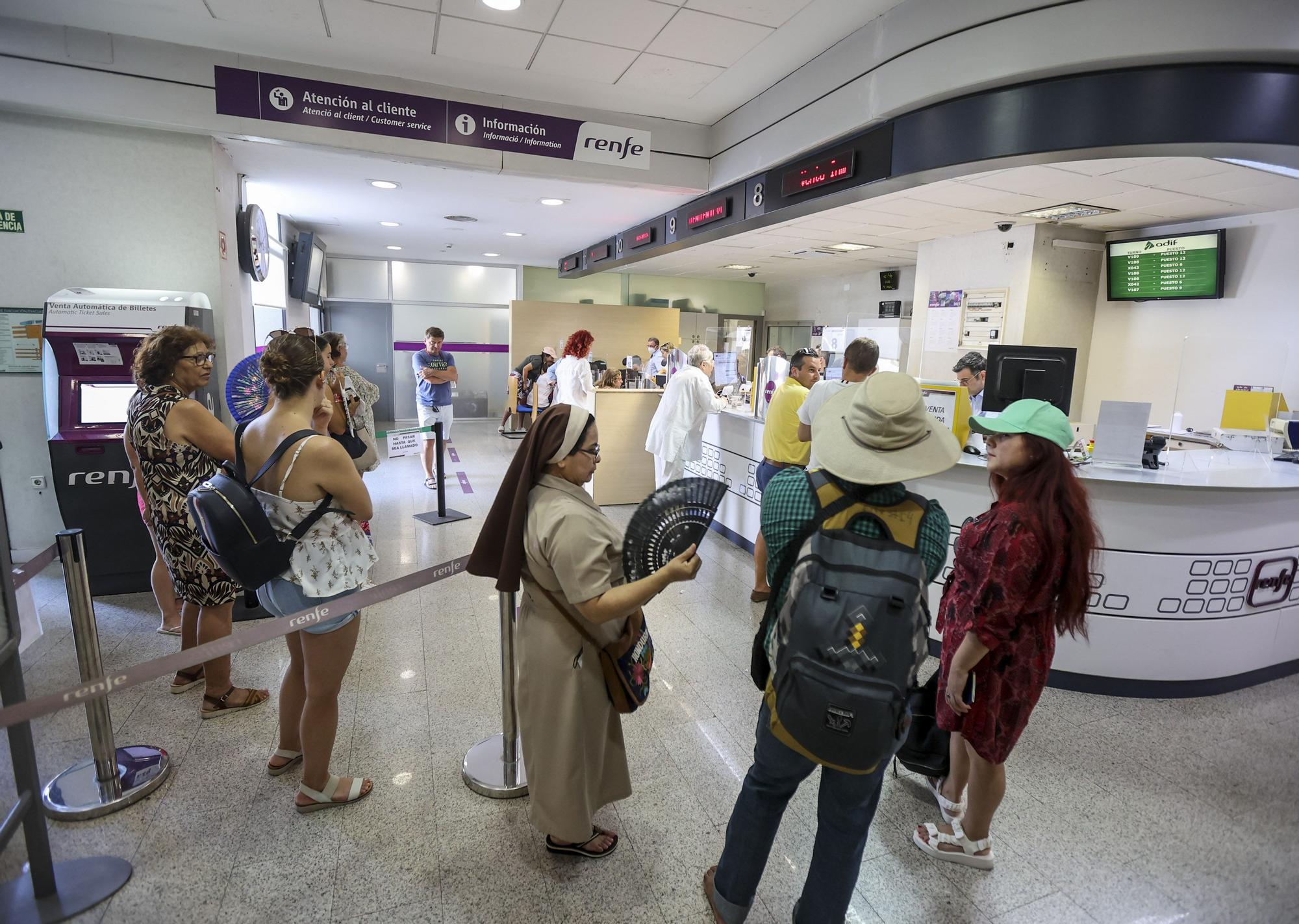 Llegadas de turistas en AVE desde Madrid y compra de billetes en la estación de Alicante