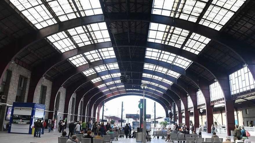 Pasajeros en la estación de tren de A Coruña.