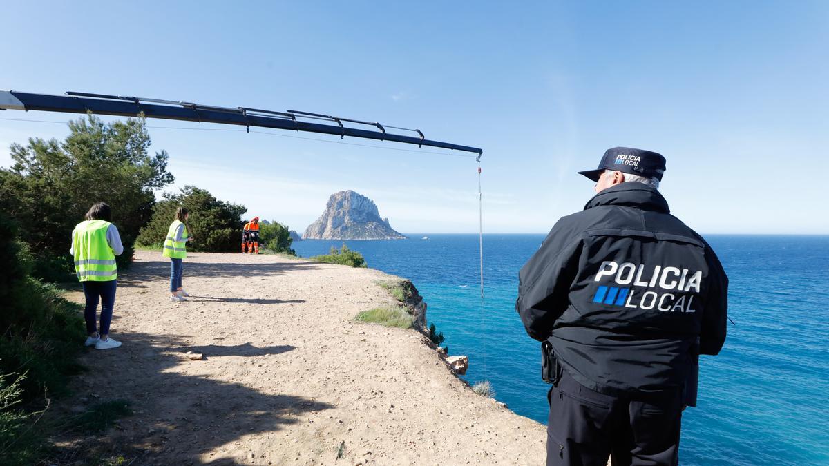 Recuperación de un vehículo en Cala d'Hort