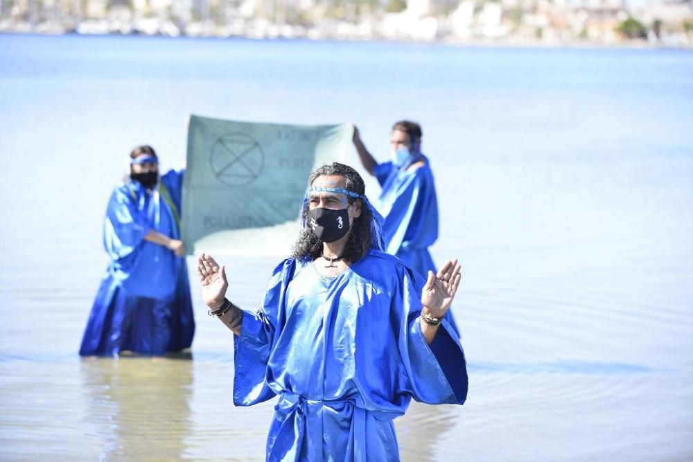 Centenares de personas se concentran en Villananitos para alertar del mal estado del Mar Menor