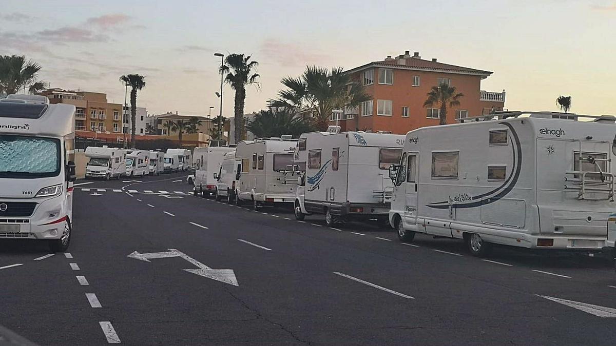 Caravanas aparcadas el sábado en Guía de Isora.