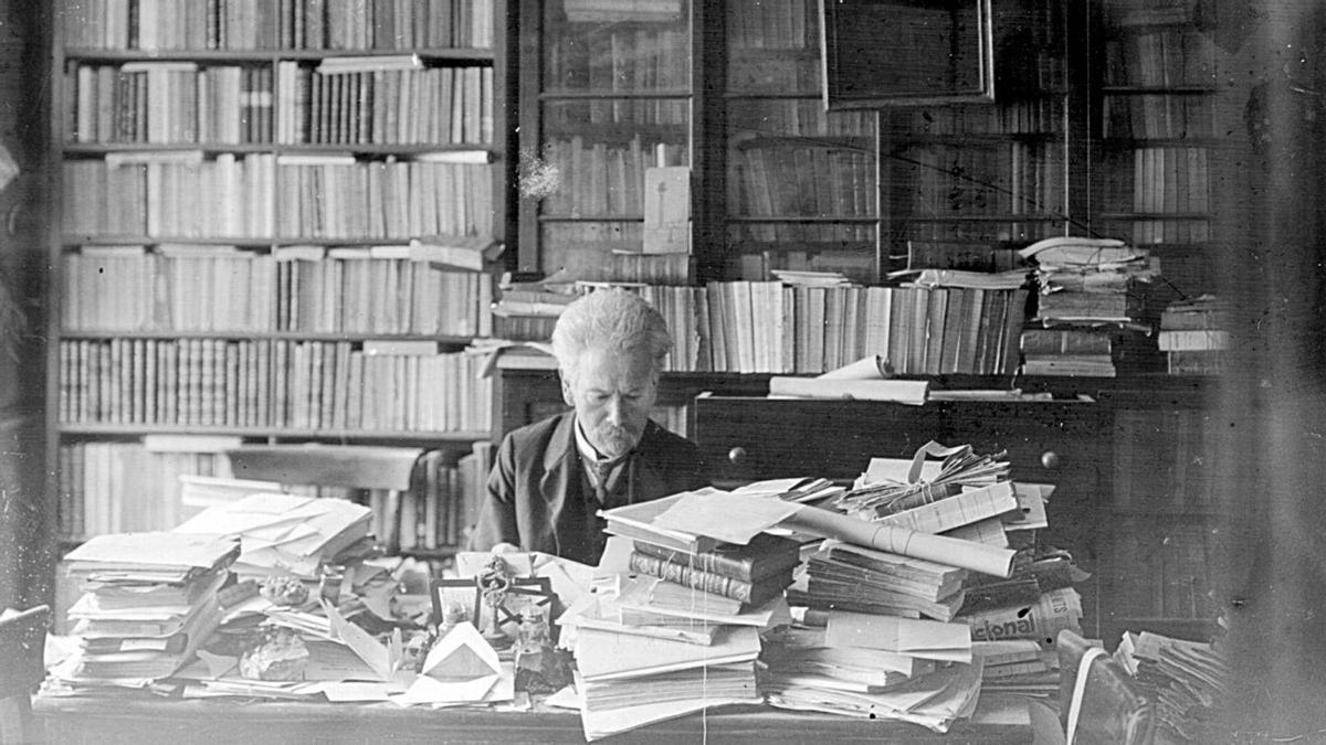 Teófilo Braga traballando no seu escritorio.