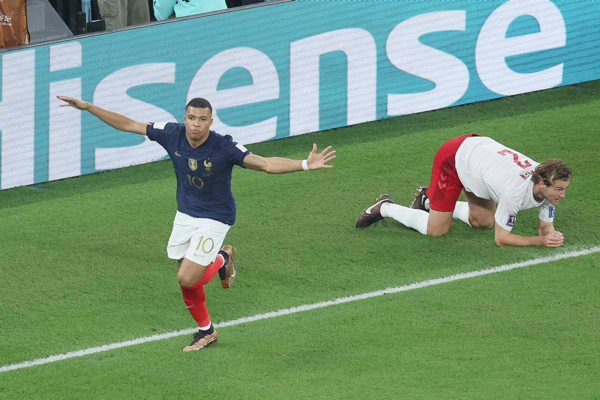 Kylian Mbappé celebra un tanto con la selección francesa.