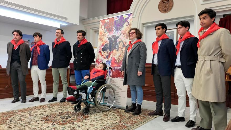 El torero junto a la alcaldesa y los novilleros anunciados el próximo día 20. Foto: Rodríguez de la Vega