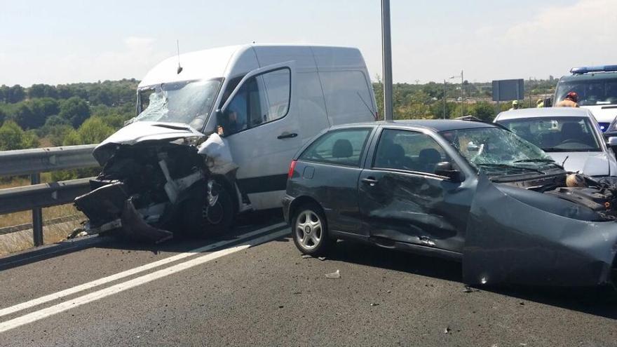 Tres heridos en una colisión múltiple en Paterna