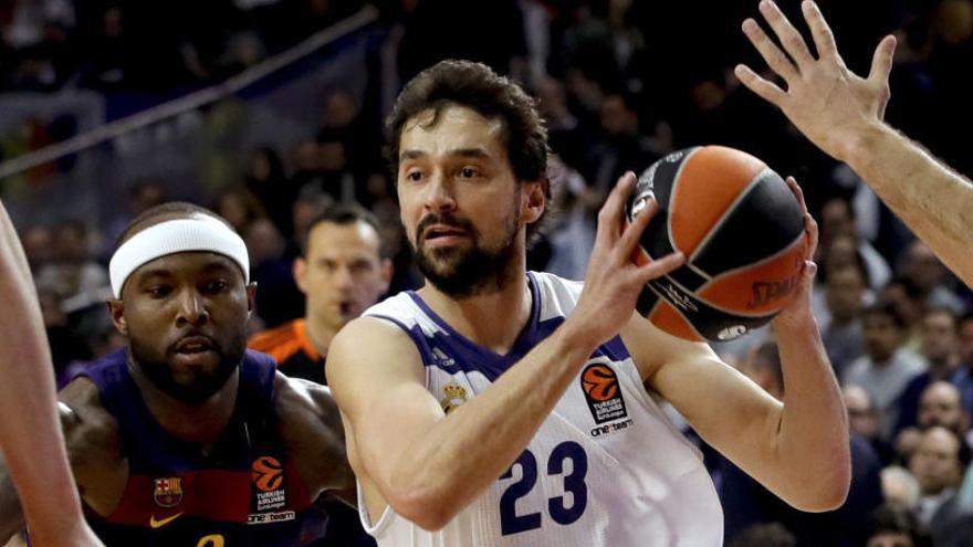 Sergio Llull entra a canasta en una acción del partido.