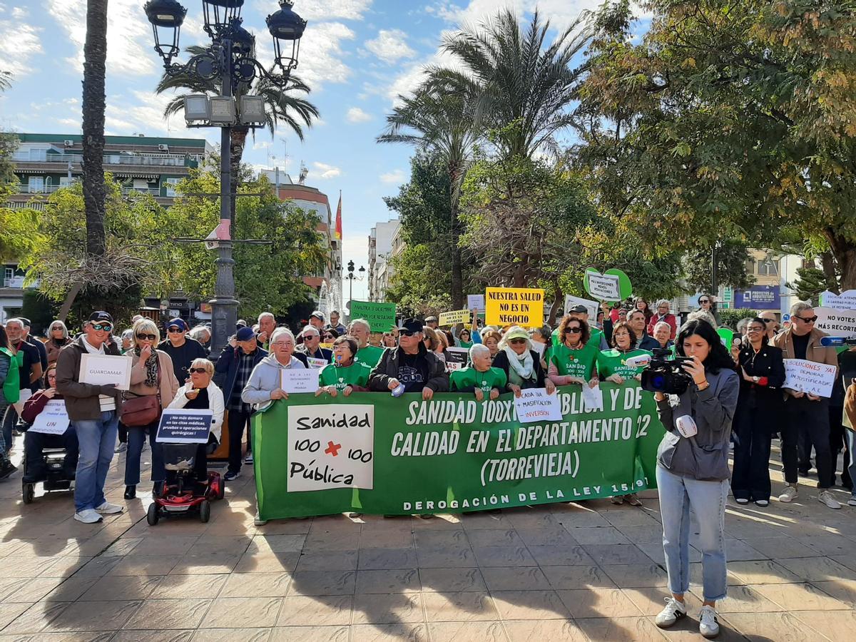 Un momento de la concentración por la Sanidad Pública en la plaza de la Constitución de Torrevieja