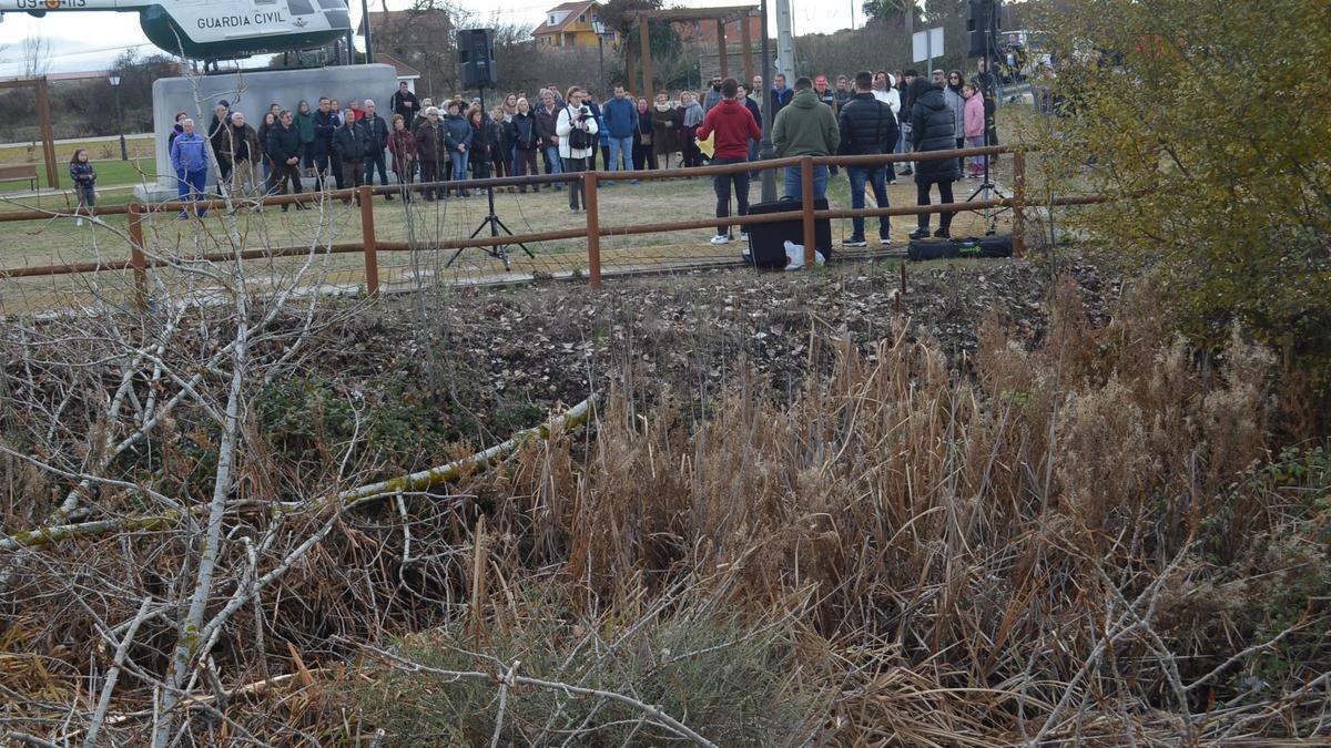 La concentración, junto al regato colmatado por las ramas y la falta de limpieza.