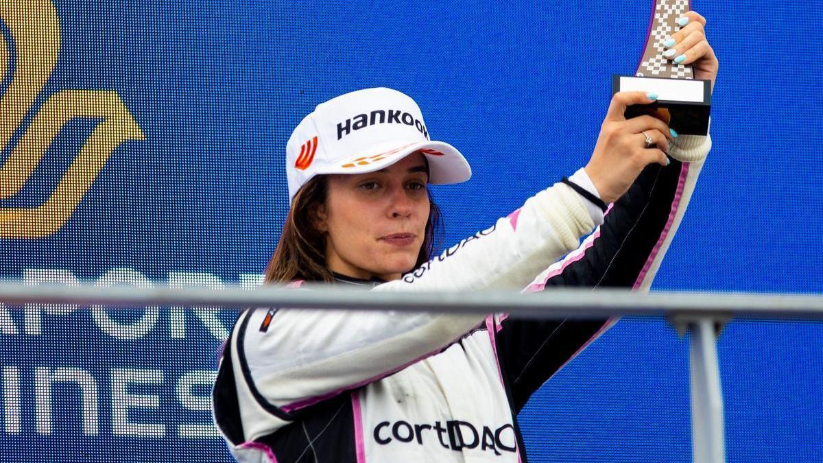 Marta García, en el podio de Singapur