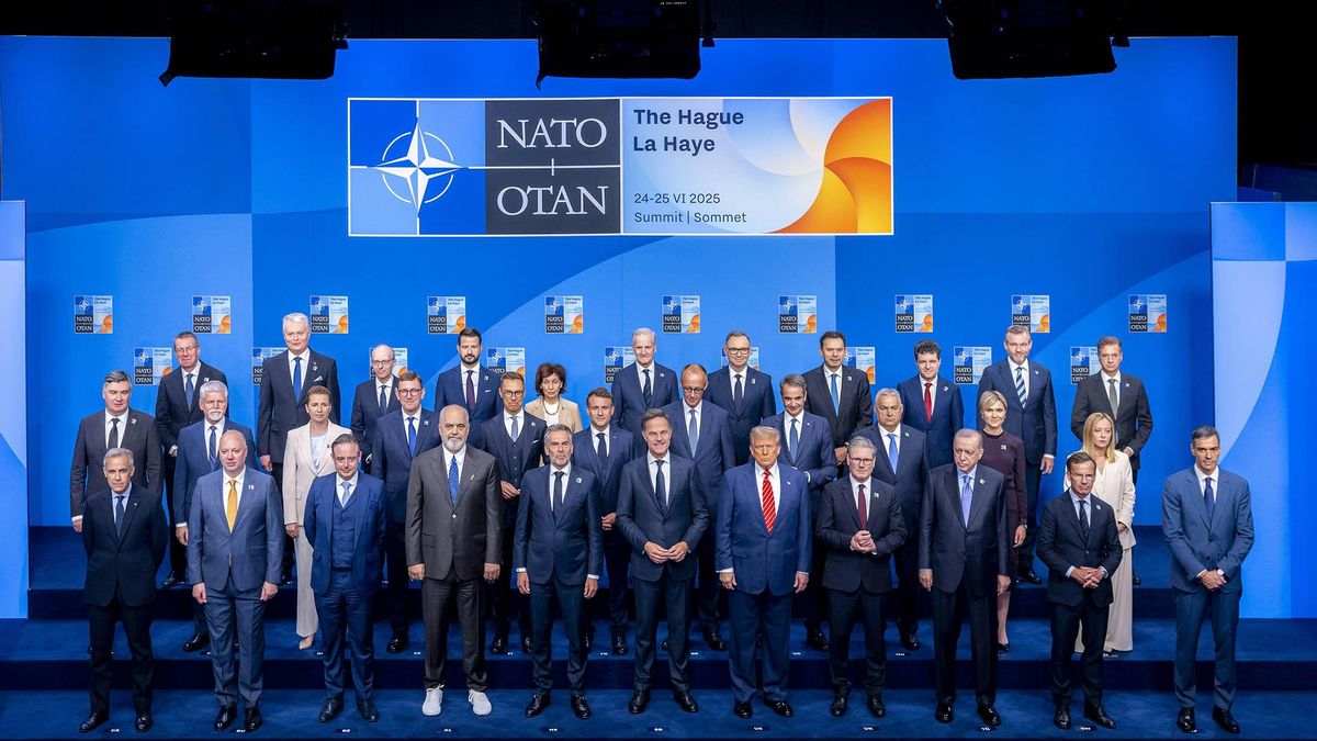 Pedro Sánchez (primera fila a la derecha), en una foto de familia durante la Cumbre de la OTAN en La Haya.