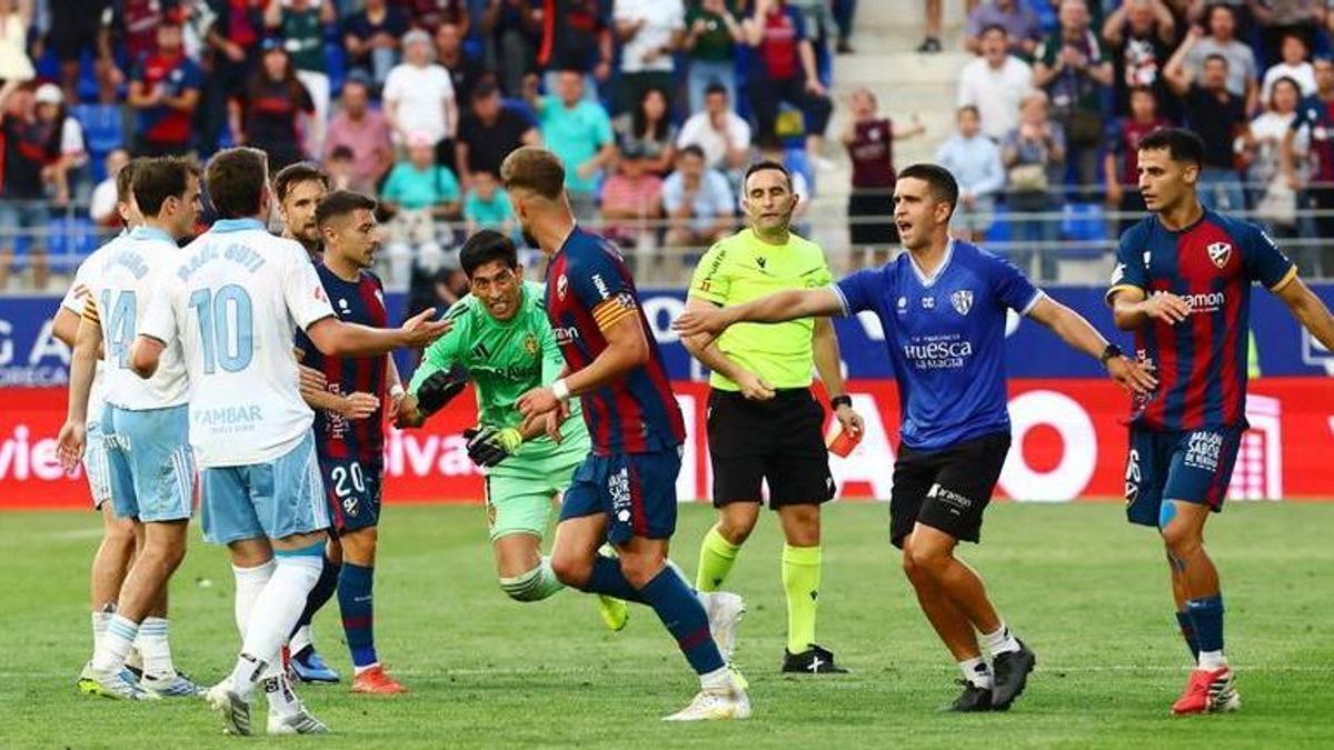 Andrada, instantes antes de golpear a Pulido en el Huesca-Zaragoza.