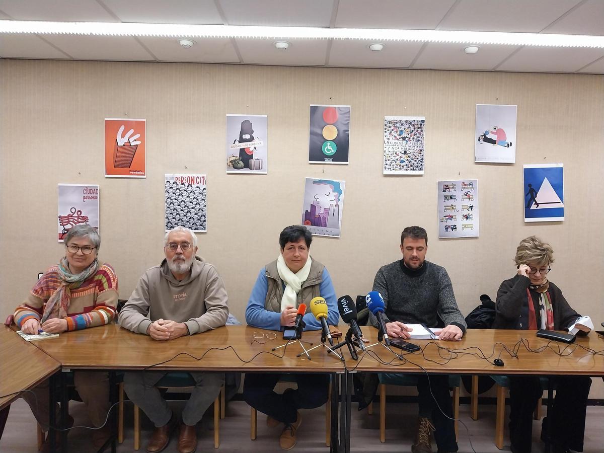 Representantes de distintas asociaciones anuncian en rueda de prensa la presentación de la querella.