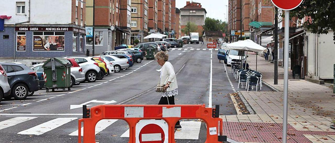 Aspecto de una de las calles del barrio de Versalles, ayer, con la nueva señalización.