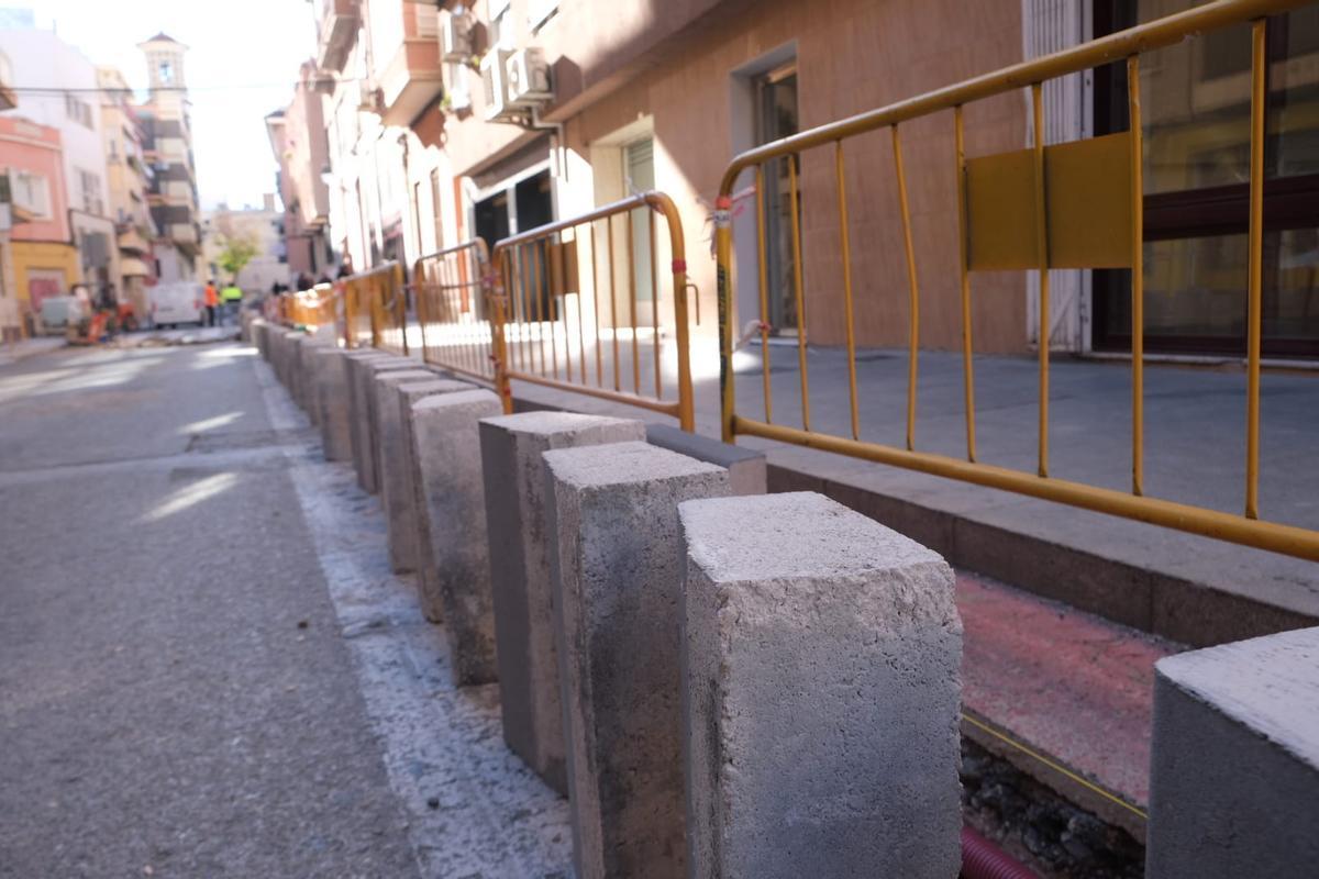 El nuevo bordillo de la calle Sant Joan y el espacio que ganará la acera