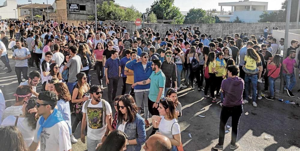 Traditionell zieht es die Mallorquiner am Ostermontag zu kleinen Kapellen, um die Auferstehung Jesu zu feiern. Diese Wanderungen werden pancaritats genannt. Ein Hingucker sind große paellas, die in riesigen Pfannen zubereitet werden.