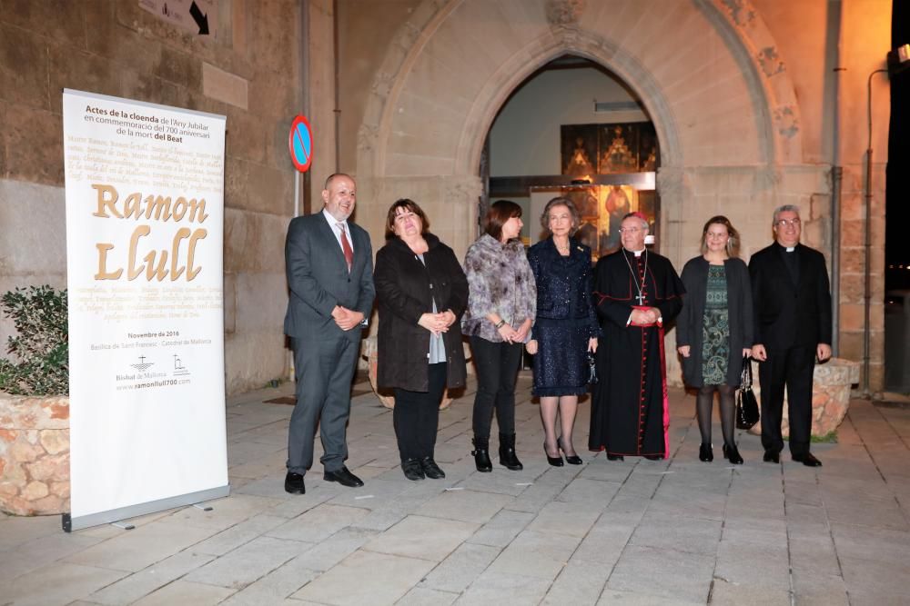 La Reina Sofía visita en Palma la muestra 'El viaje de Ramon Llull'