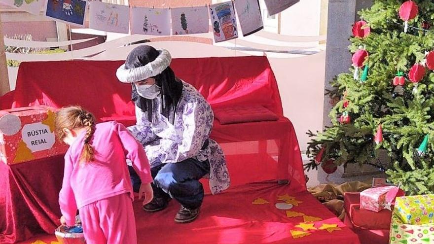 Els patges reials visiten les persones ingressades de l&#039;Hospital de Figueres