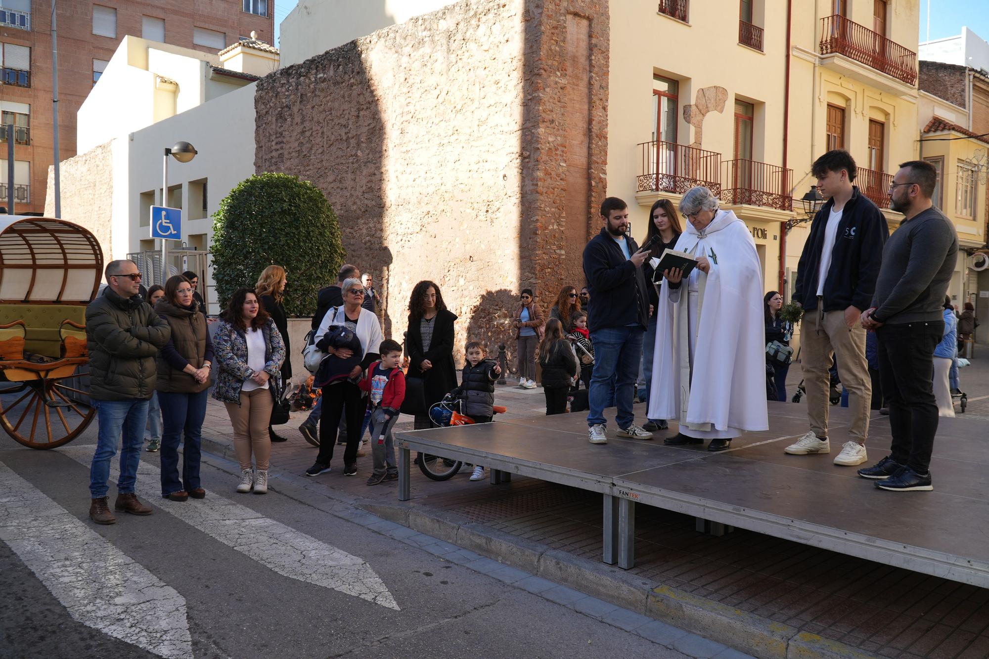 Carros y caballos llenan las calles de Vila-real por Sant Antoni