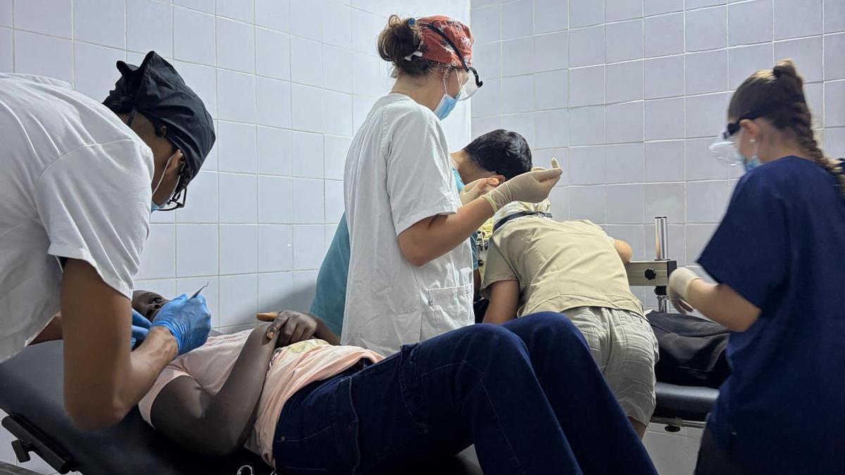 Alumnos del CEU de Elche y Valencia revisan la salud bucodental de menores en Senegal