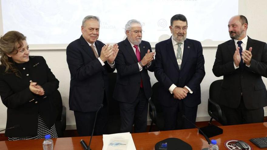 Juan Gestal (2º por la dcha.), ayer, tras recibir la distinción.  | |  EFE